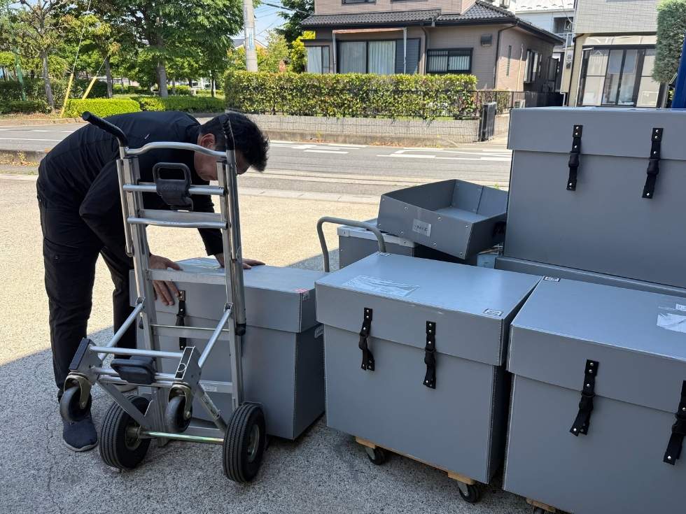 ポータブル電源を梱包したプラスチックダンボール