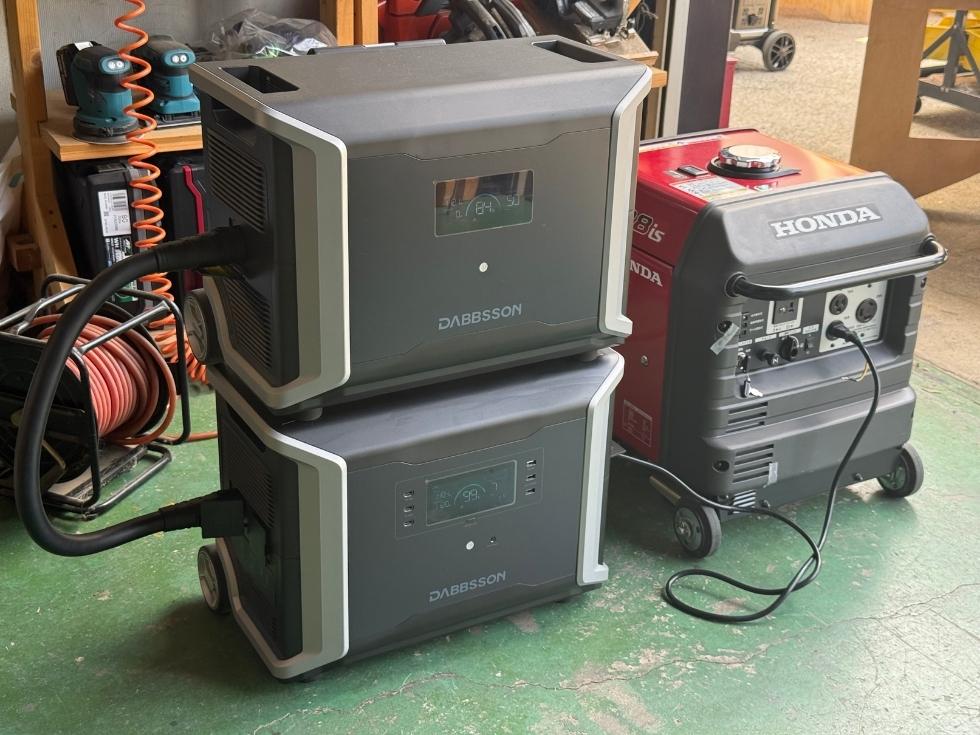 発電機からポータブル電源へ充電しながら出力確認を行っている様子