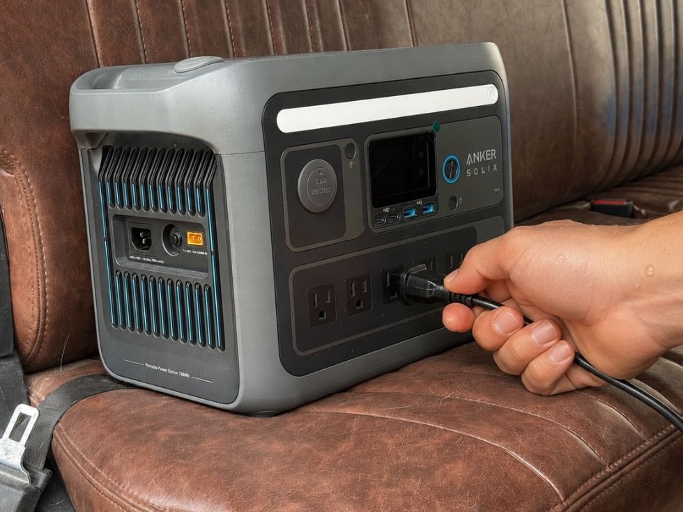 anker-solix-c800に電源コードを差し込む