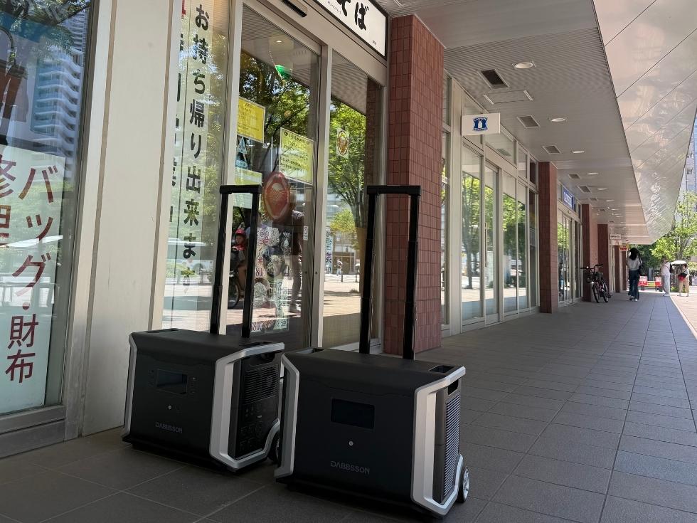 ポータブル電源を東京都田町のふじ蕎麦屋前で撮影