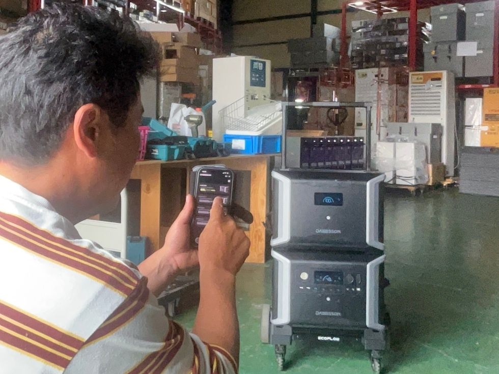 DABBSSONポータブル電源レンタルの出荷前点検でアプリを使い状態確認している様子