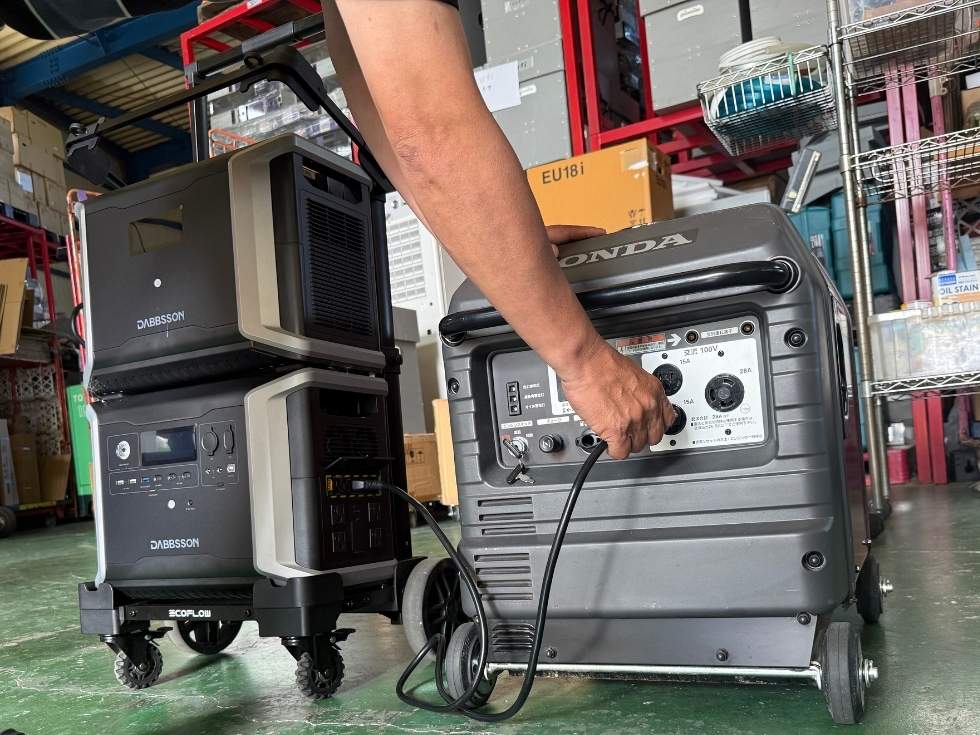 DABBSSON DBS2300Plusポータブル電源をアトラスの倉庫内充電している様子