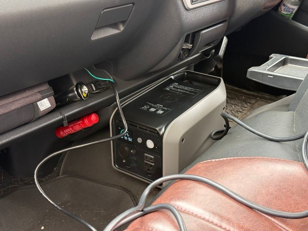 ハイエースの前席足元にぴったり収まるDABBSSON 300Eポータブル電源の車内充電