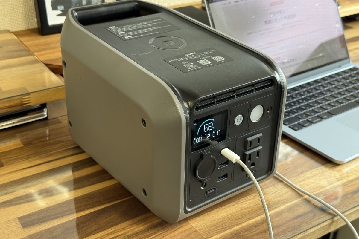 DABBSSON E300ポータブル電源を使ってMacBookを充電しているデスク上の使用例