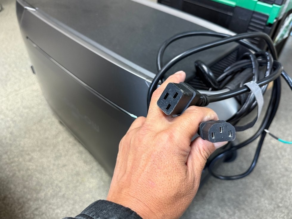 EcoFlow DELTA Pro 3とDABBSSON DBS3500の純正ACコード差し込み口を比較した画像
