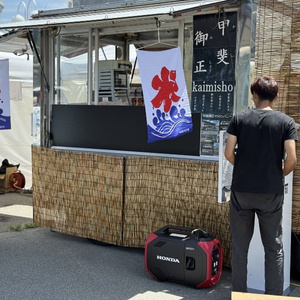 富士急ハイランドのキッチンカーでアトラスの発電機を使用している様子