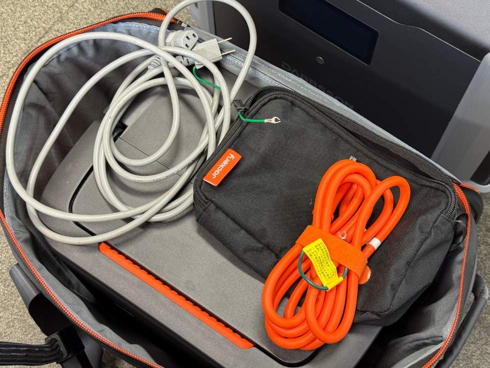ポータブル電源の純正AC電源コードと間違って返却された電源コードの比較