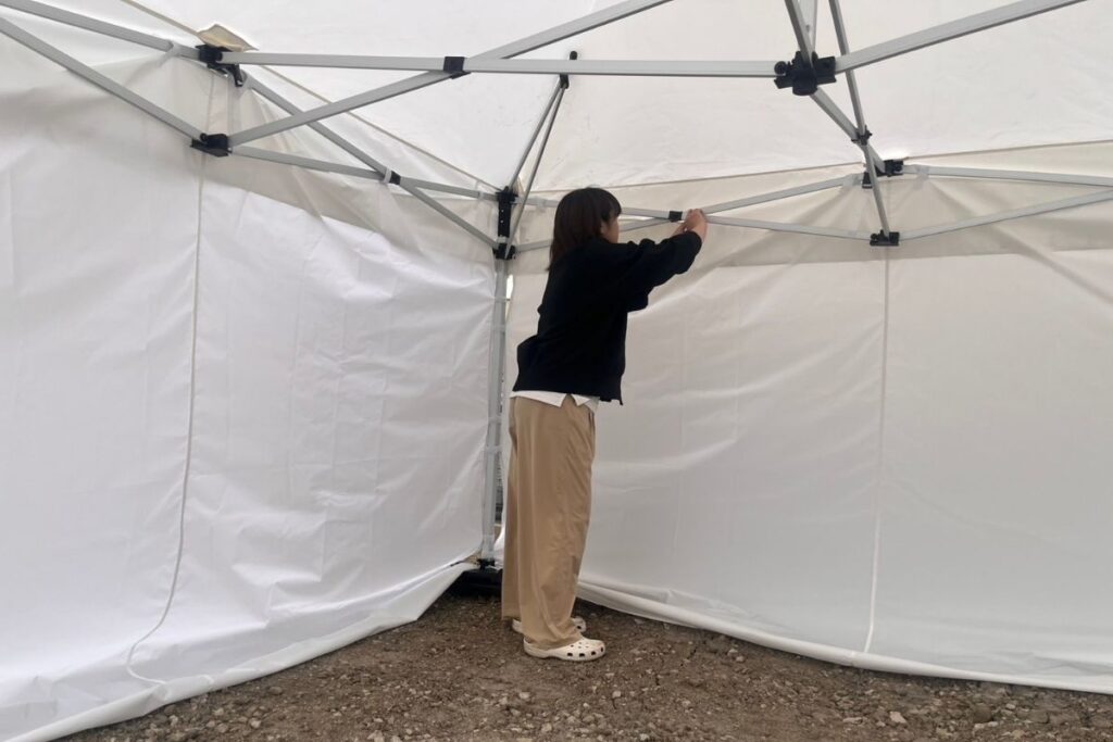 埼玉の地鎮祭でワンタッチテントを準備する弊社スタッフ