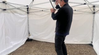 埼玉県の地鎮祭でワンタッチテントを設営している弊社スタッフの亀山くん
