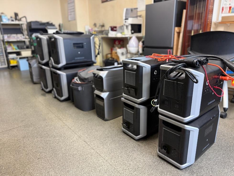 出荷準備のため事務所内に並べられた複数台のポータブル電源
