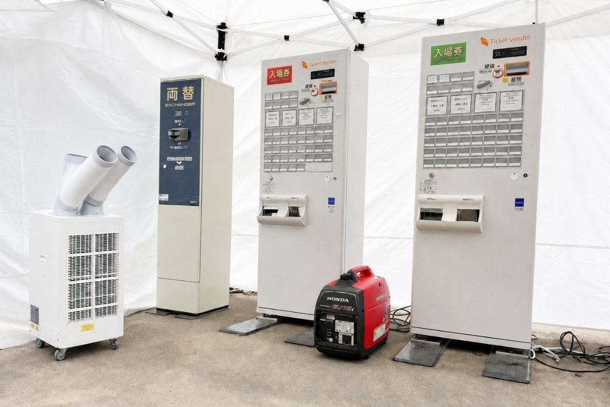 ワンタッチテントチケットブースに発電機と券売機を設置している様子