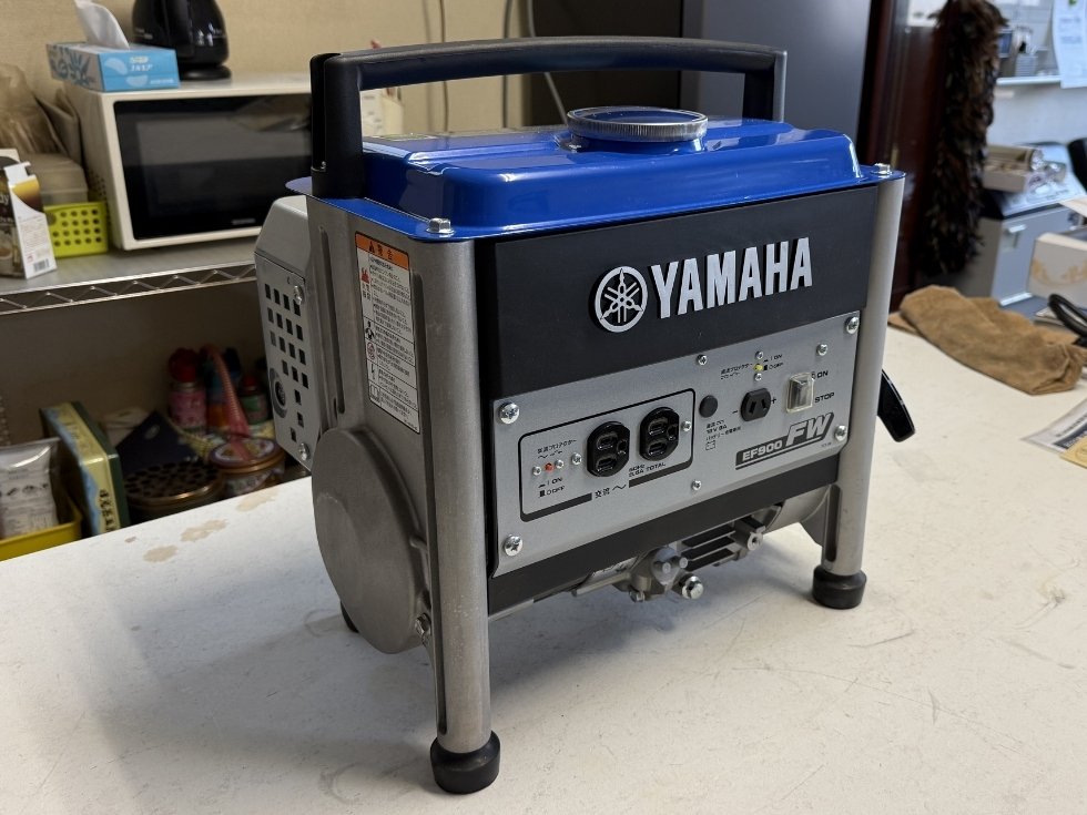 ヤマハEF900FW発電機を斜めから撮影した外観