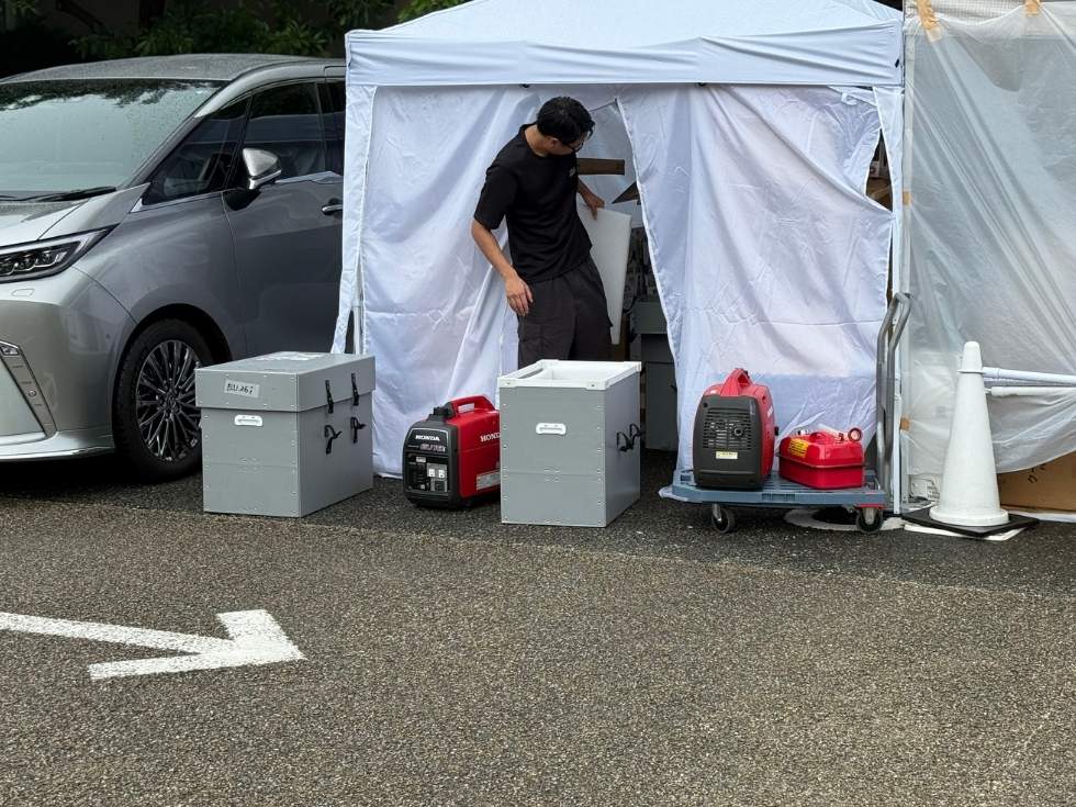 代官山蔦屋書店イベントでホンダEU18i発電機を準備している様子