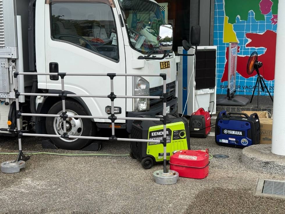 代官山蔦屋書店のイタリアンフードフェスでキッチンカーの調理器具と冷風機用にアトラスのレンタル発電機を使用している様子