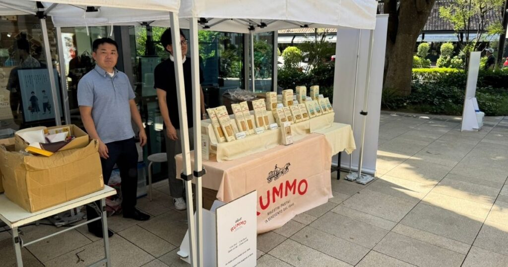 発電機レンタルをご利用いただいた株式会社zero男性スタッフ2名の記念撮影