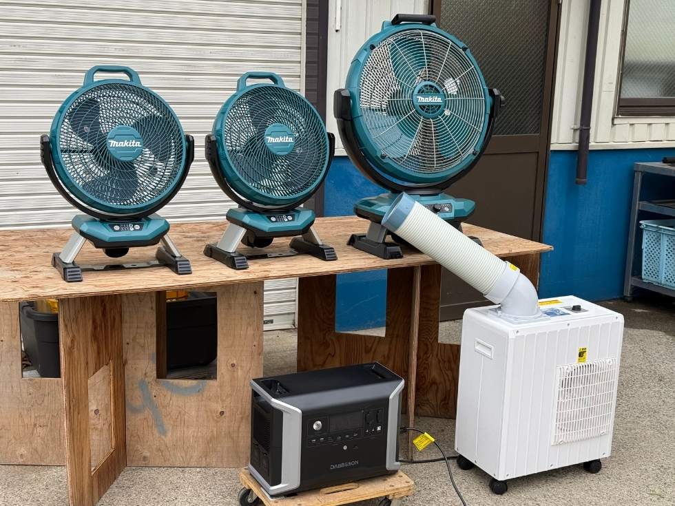 スポットクーラー、充電式扇風機、ポータブル電源をセットで並べた様子