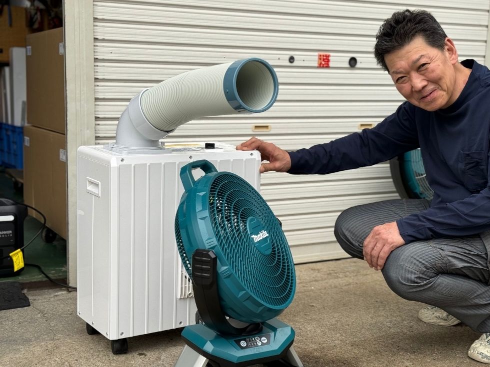 当社スタッフ亀山が山善スポットクーラーとマキタCF301扇風機の発送を手配している様子