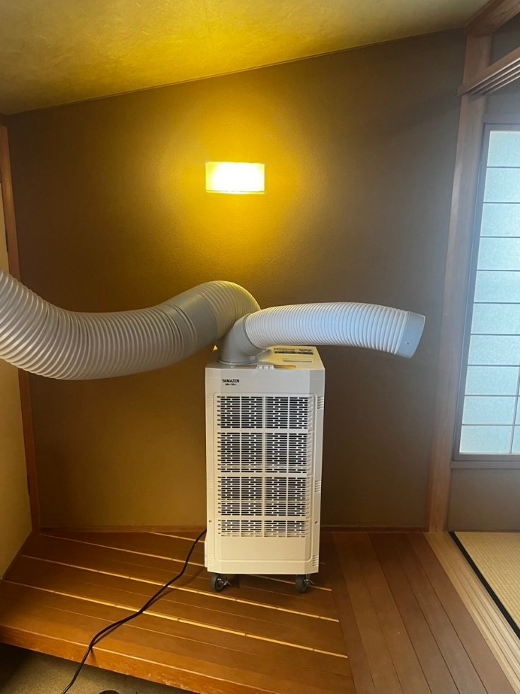 和雲様の和室入口に設置した山善SSA-Y25-2スポットクーラー