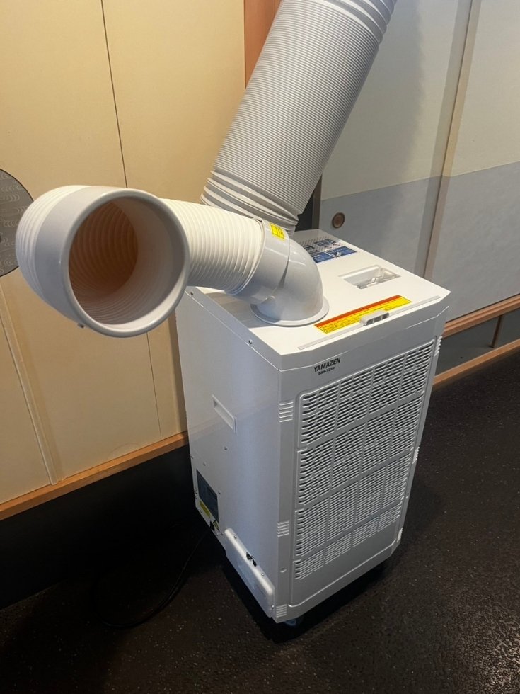 浅草の和雲様で暑さ対策として山善SSA-Y25-2スポットクーラーを廊下に設置した様子