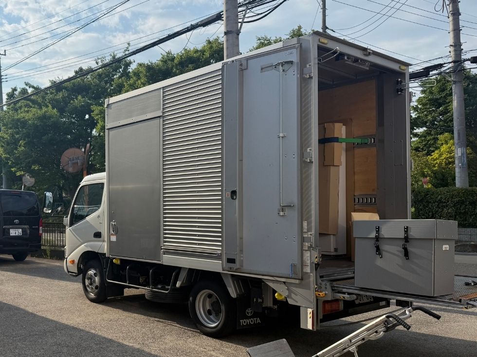 発電機レンタル品をアトラス倉庫で直接引き取りしている様子