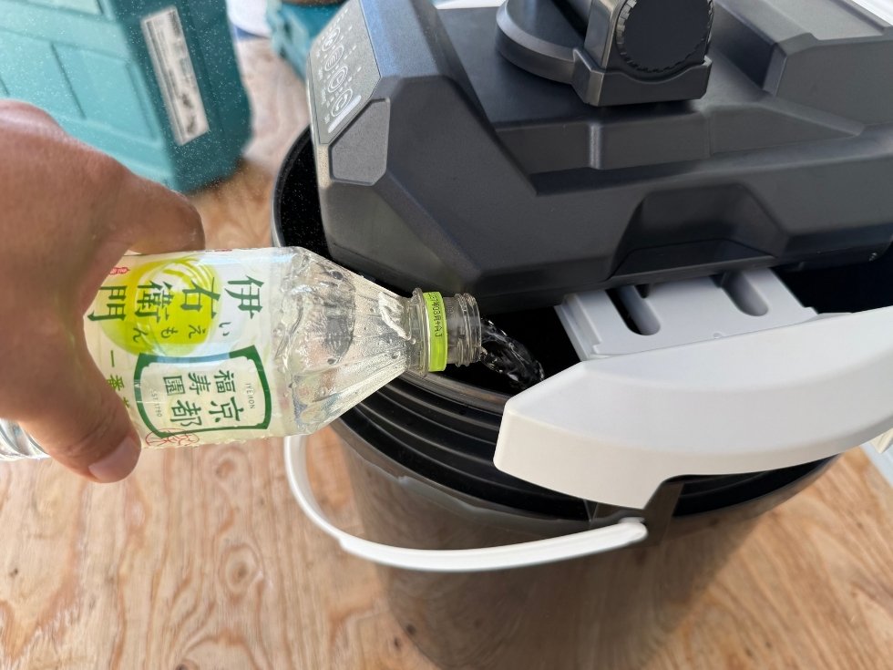 GENTOS SPF-02Rミストファンの接合部分の隙間から給水している様子