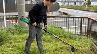 アトラス倉庫敷地内でHiKOKI CG36DC草刈機を使うスタッフ