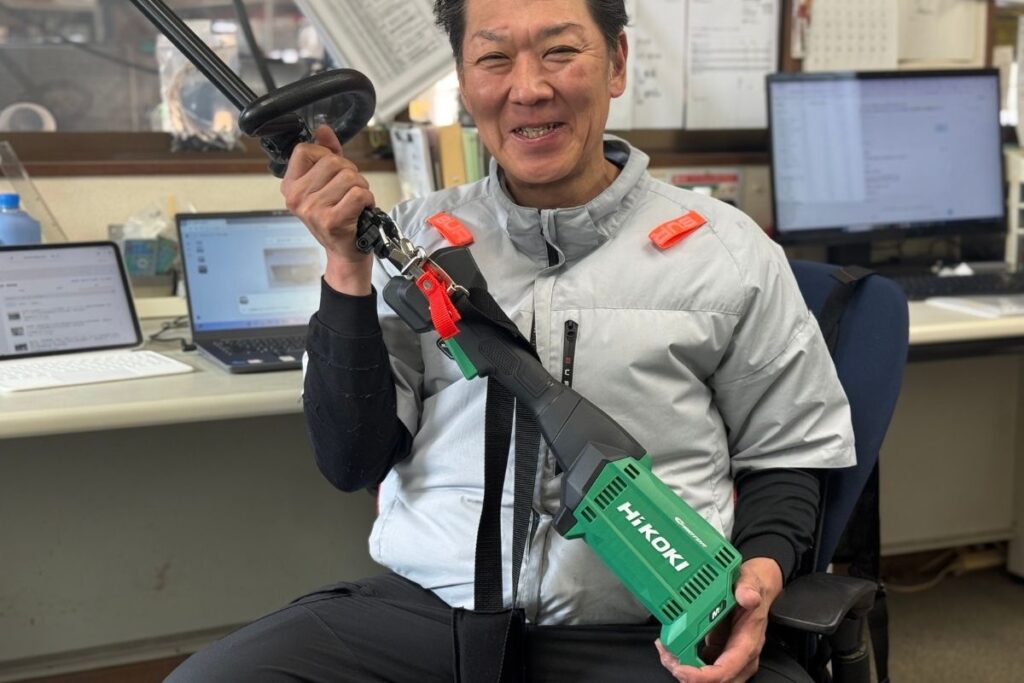HiKOKIのスプリットモデル草刈機を持つアトラスのスタッフ