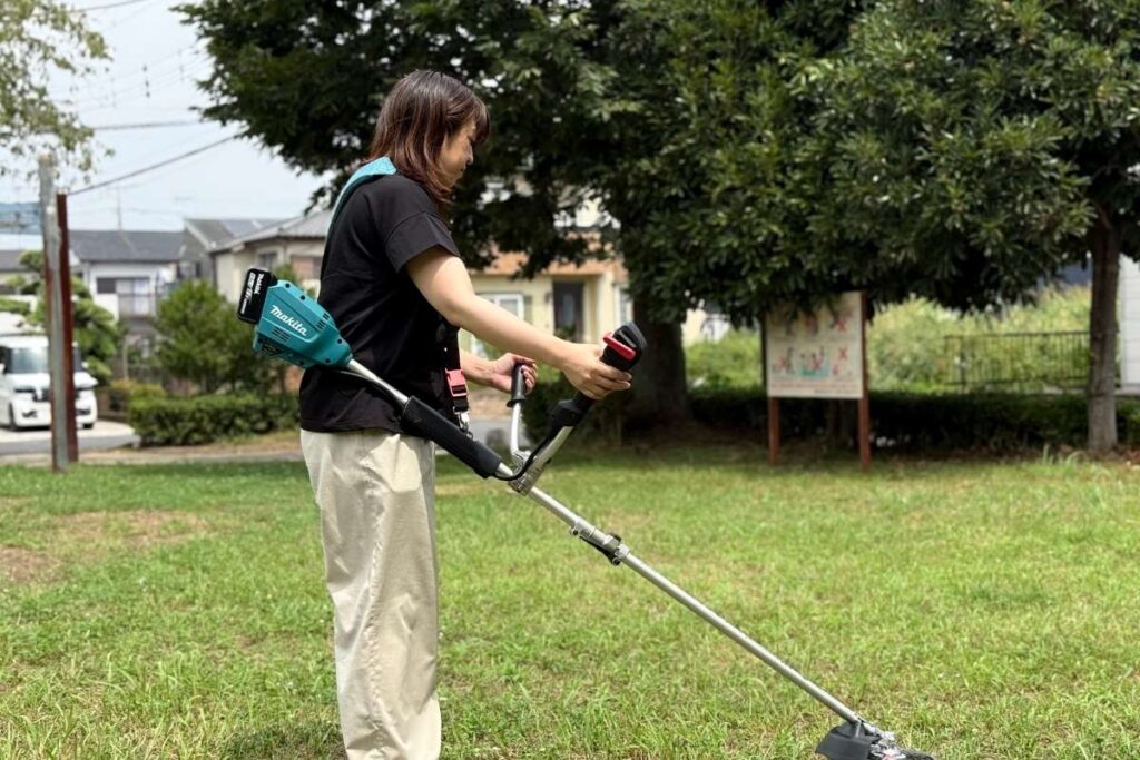 マキタスプリット草刈機MUX19DZを操作するアトラスの女性スタッフ