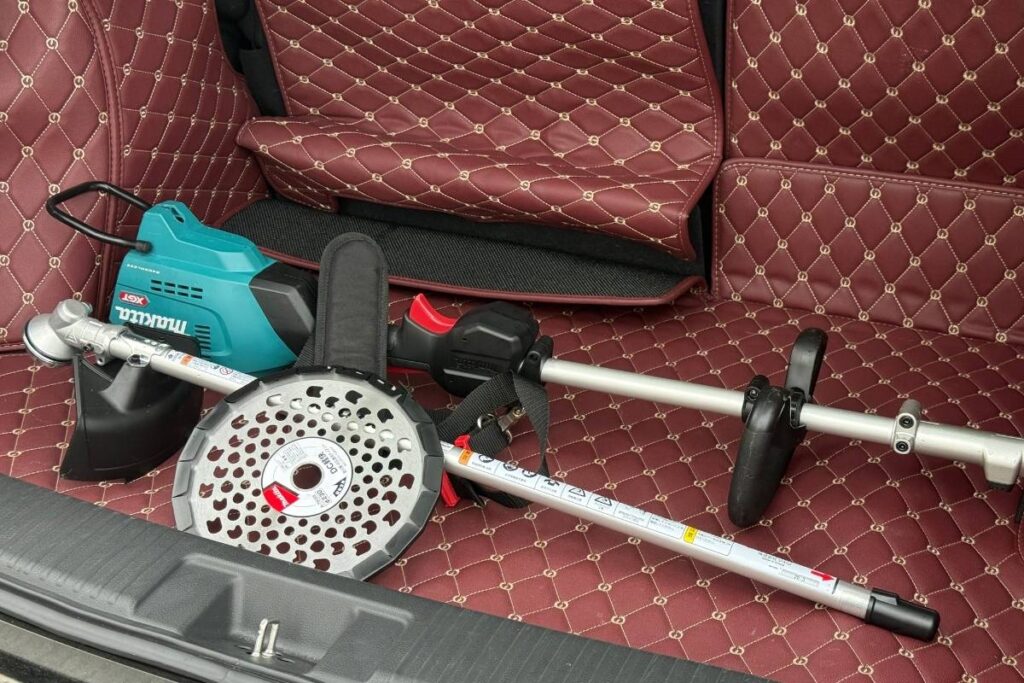 マキタのスプリット式草刈機を車に積み込んだ様子