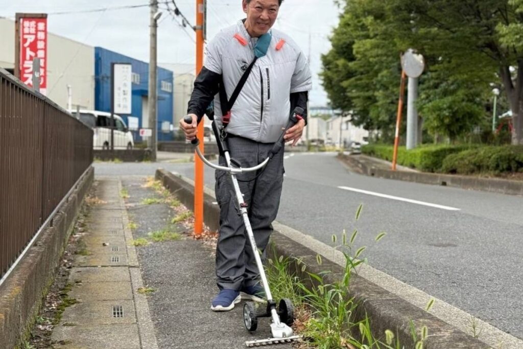 マキタスプリット用グラウンドトリマーで草刈りをするアトラスのスタッフ