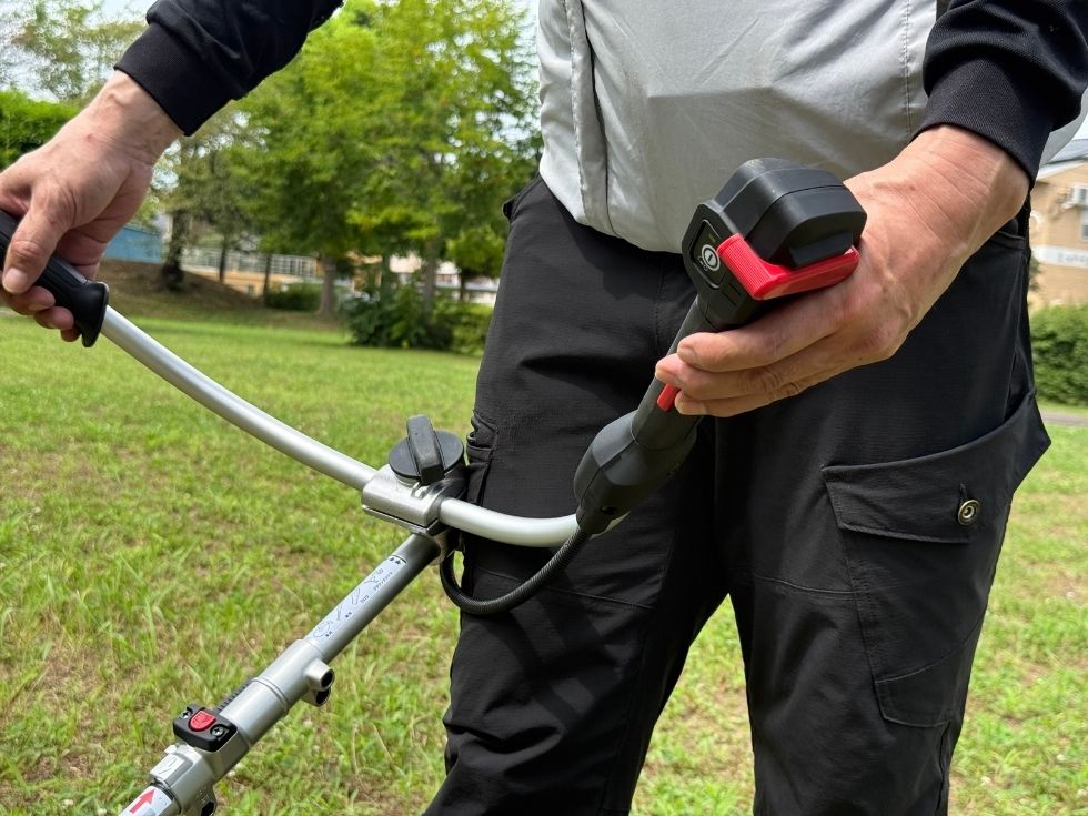 マキタ充電式草刈機のU字型ハンドルを操作するアトラスのスタッフ
