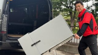当社スタッフ亀山がプラダン梱包したスポットクーラーを積み込んでいる様子