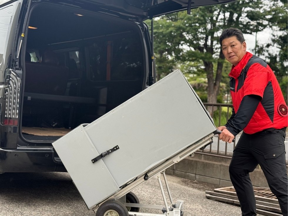 当社スタッフ亀山がプラダン梱包したスポットクーラーを積み込んでいる様子