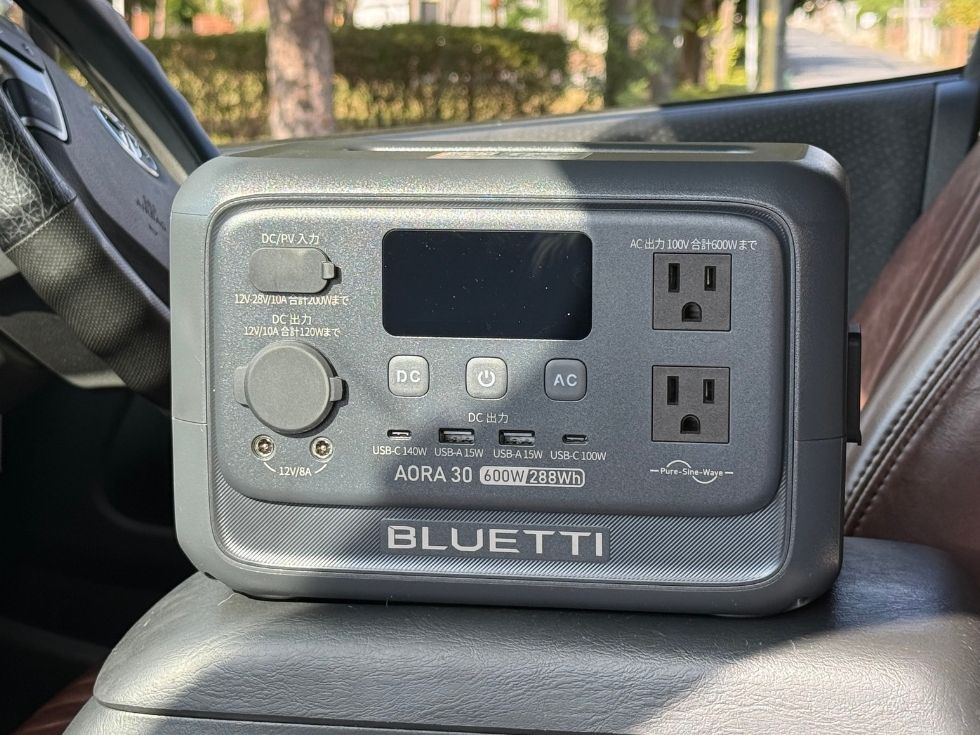 ハイエースのコンソールボックスに置いたBLUETTI AORA 30 V2ポータブル電源