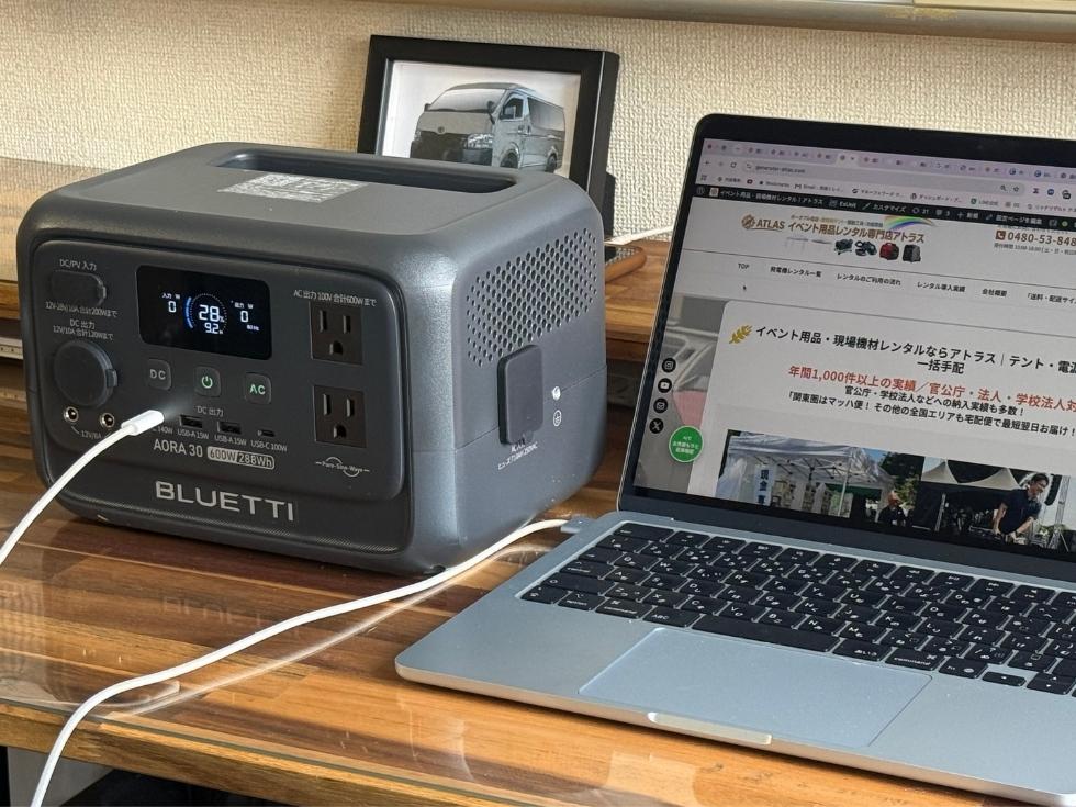 BLUETTI AORA 30 V2ポータブル電源でMacBookを充電している様子