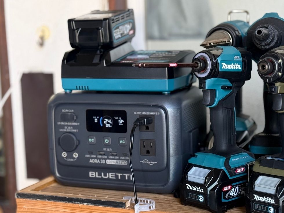 BLUETTI AORA 30 V2ポータブル電源でマキタの充電式電動工具バッテリーを充電している様子